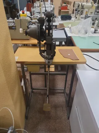 Máquina de remaches industrial