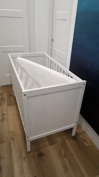 Cuna blanca sin usar