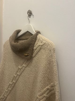 Poncho tejido beige y marrón