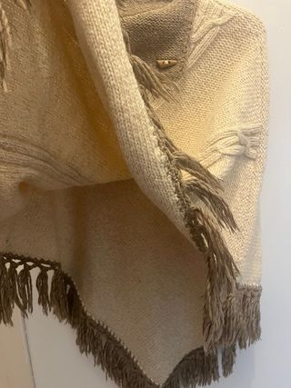 Poncho tejido beige y marrón