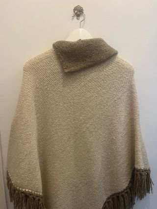 Poncho tejido beige y marrón