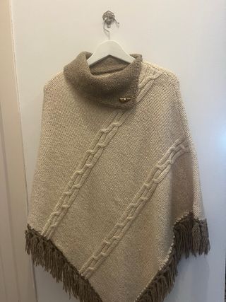 Poncho tejido beige y marrón