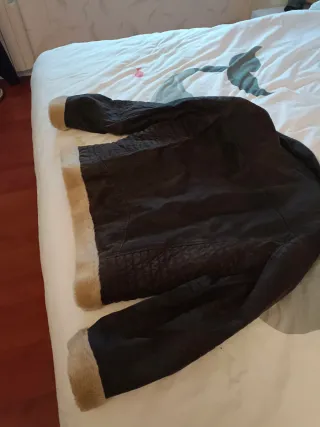 Chaqueta de piel marrón con forro beige