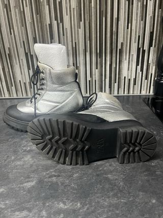 Botas plata y plataforma goma negra