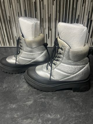 Botas plata y plataforma goma negra