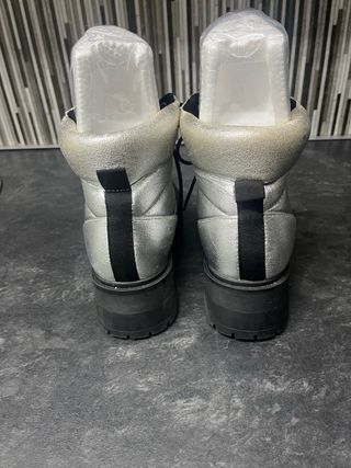 Botas plata y plataforma goma negra