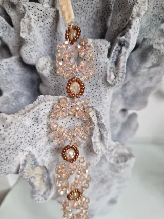 Gargantilla Beige y Dorada con Cristales