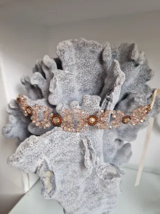 Gargantilla Beige y Dorada con Cristales