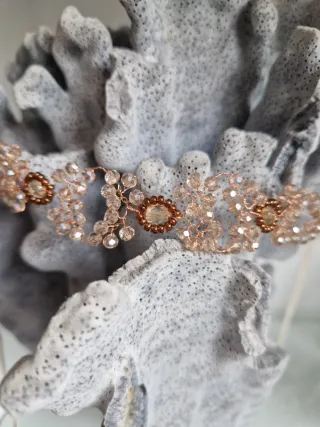 Gargantilla Beige y Dorada con Cristales