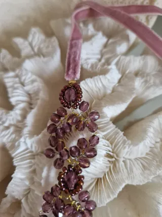 Gargantilla Beige y Dorada con Cristales