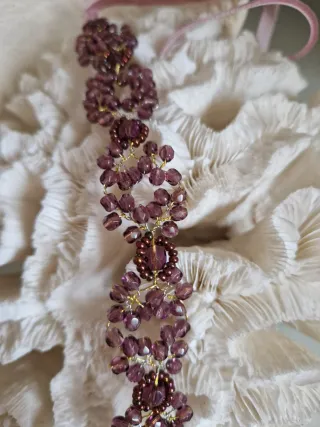 Gargantilla Beige y Dorada con Cristales