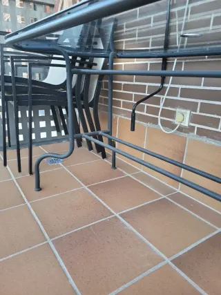 Mesa de exterior cristal y metal Y regalo sillas