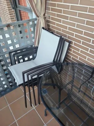 Mesa de exterior cristal y metal Y regalo sillas