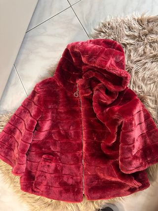 Pelliccia ecologica rossa con cappuccio