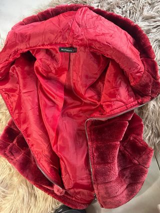 Pelliccia ecologica rossa con cappuccio