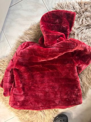 Pelliccia ecologica rossa con cappuccio