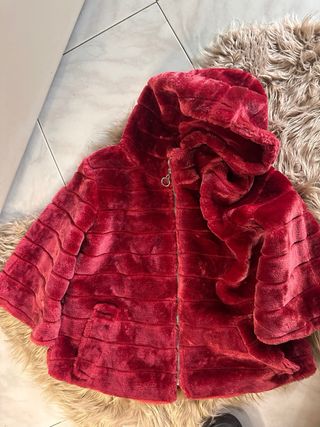 Pelliccia ecologica rossa con cappuccio