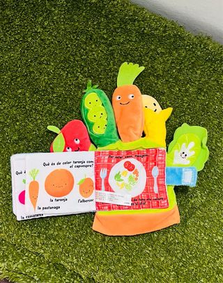 Libro guante de tela con títeres de dedo.