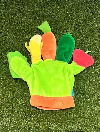 Libro guante de tela con títeres de dedo.