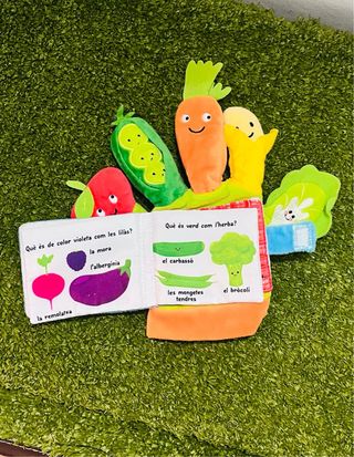 Libro guante de tela con títeres de dedo.