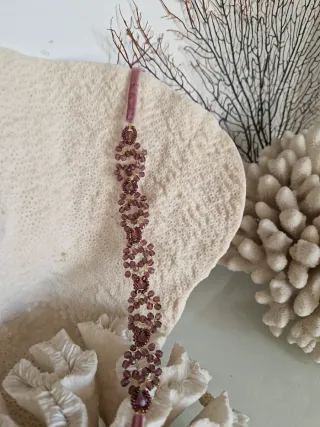 Gargantilla de cuentas color amatista y doradas