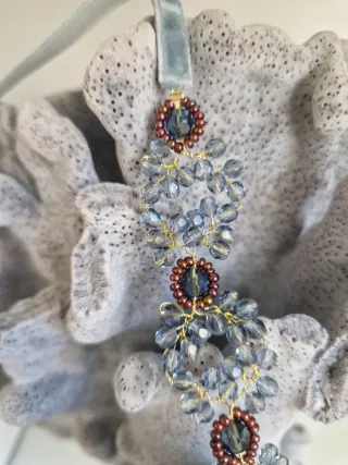 Gargantilla de cuentas color amatista y doradas