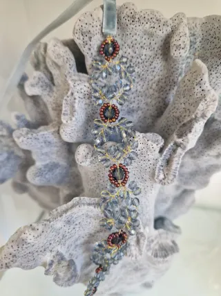 Gargantilla de cuentas color amatista y doradas