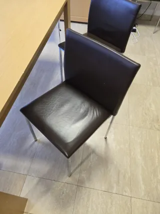 8 Sillas de comedor de piel y metal