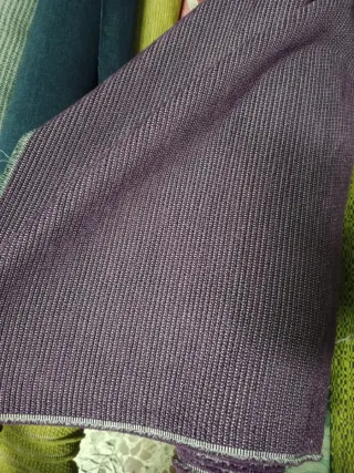 Tejido morado para tapizar y ropas de camilla