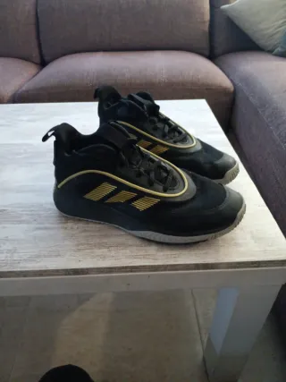 Zapatillas Adidas Negras y Doradas