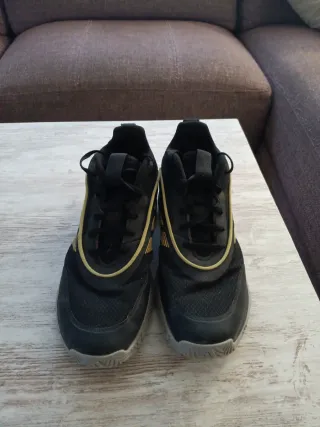 Zapatillas Adidas Negras y Doradas