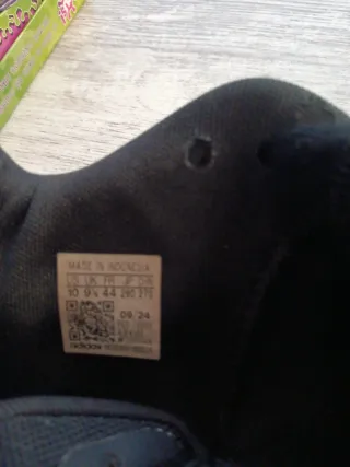 Zapatillas Adidas Negras y Doradas