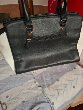 Bolso de mano negro y blanco
