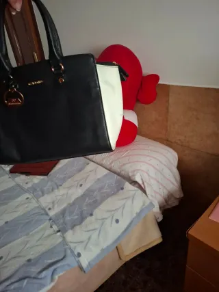 Bolso de mano negro y blanco