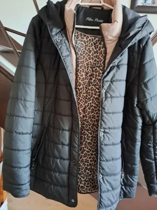 Abrigo acolchado negro con forro estampado