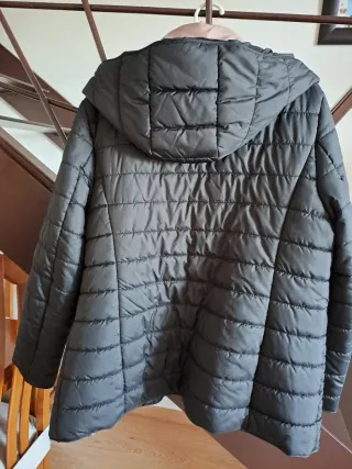 Abrigo acolchado negro con forro estampado