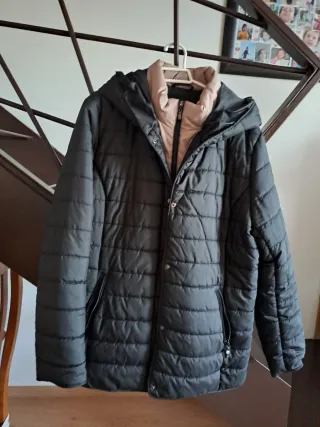 Abrigo acolchado negro con forro estampado