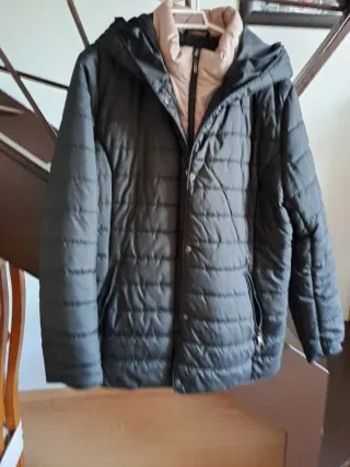 Abrigo acolchado negro con forro estampado