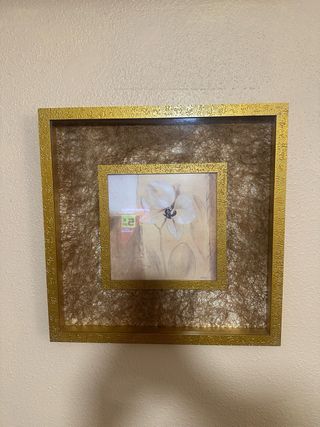 Trío de cuadros dorados con flores