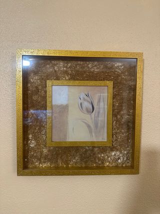 Trío de cuadros dorados con flores