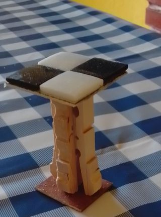 Mesita decorativa ajedrez madera y mármol