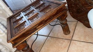 Mesa de madera teca tallada con cristal