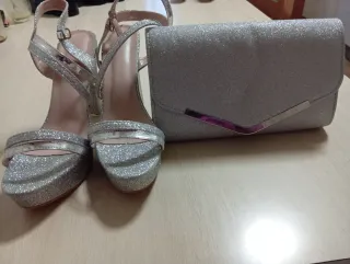 Zapatos y bolso plateados