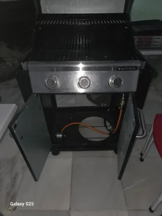 Barbacoa de gas negra y plateada