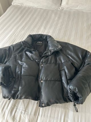 Cazadora Zara efecto piel negra