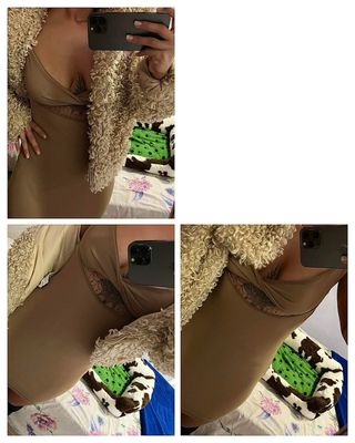 Vestido ajustado marrón básico con aberturas.