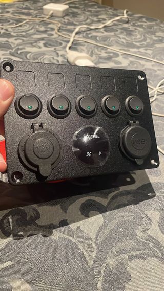 Panel de interruptores y tomas 12V/USB