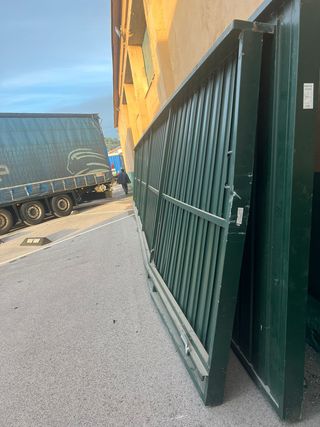 Porta corredissa metàl·lica amb cremallera