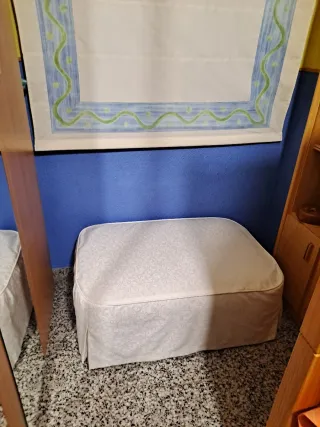 Puff tapizado beige y blanco