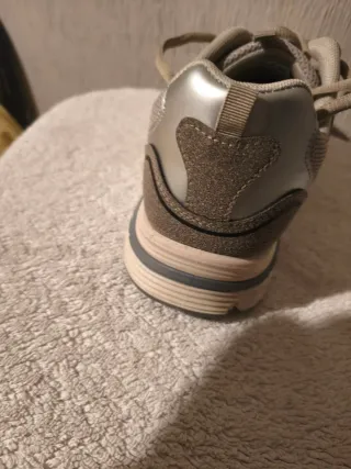 Zapatillas grises y plateadas